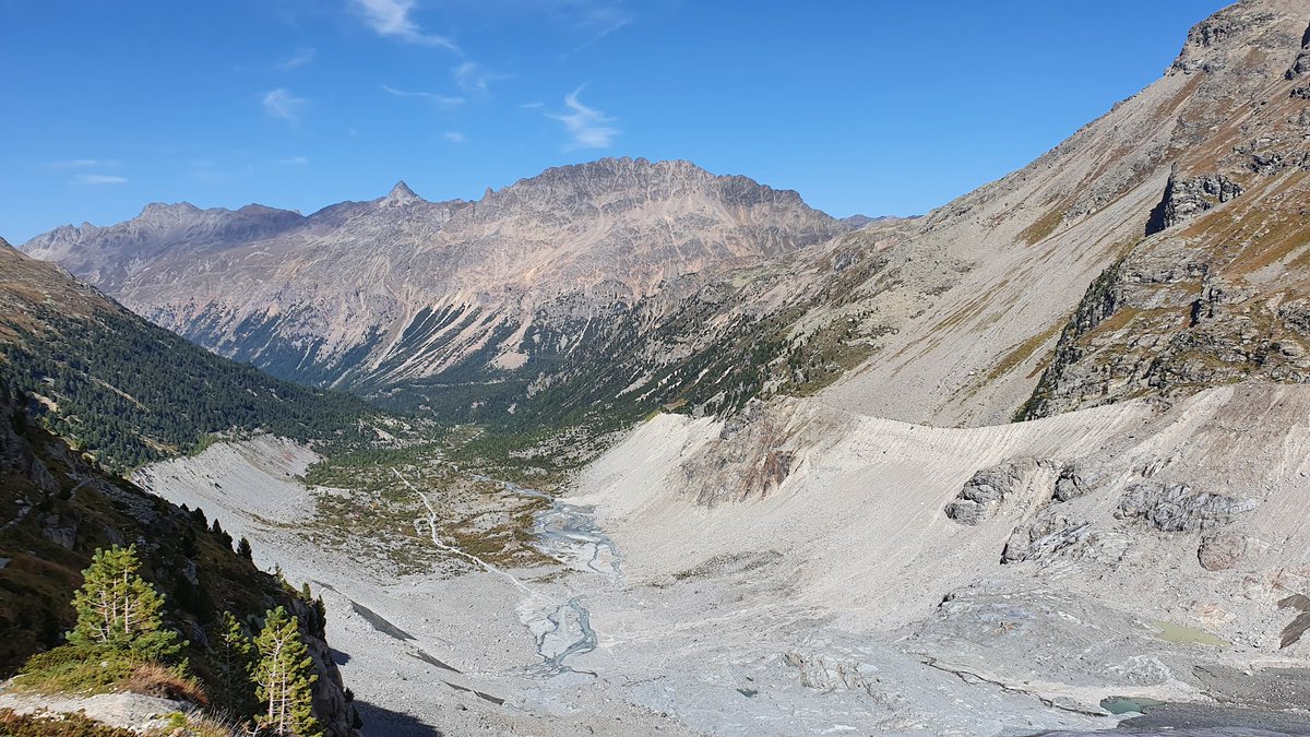 Alpenweerman's tweet photo. Mooie foto. Mooi gebied en #gletsjer ook. Ook de Morteratsch gletsjer heeft enorm te lijden onder het snel opwarmende bergklimaat. Wrs heb je de div bordjes tot waar de gletsjertong (1) vroeger verliep bij het begin van de wandeling wel gezien. Was er in 2021 (foto's) voor het laatst en sindsdien heeft de gletsjer ook weer veel aan massa verloren