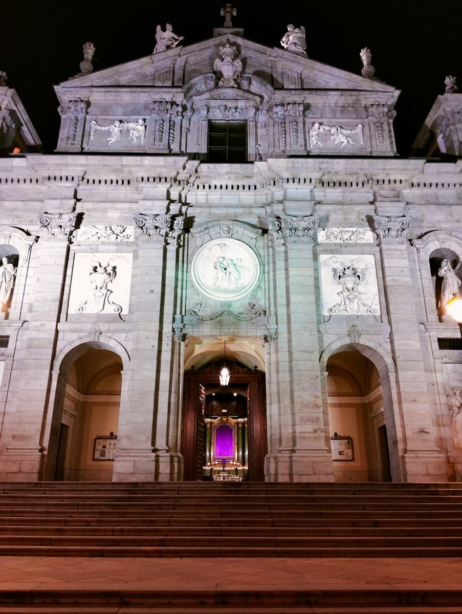 Más bien el Convento de las Salesas Reales, desamortizado por la revolución liberal y exclaustrando a las monjas, dejando sólo la parroquia de Santa Bárbara a la Iglesia.