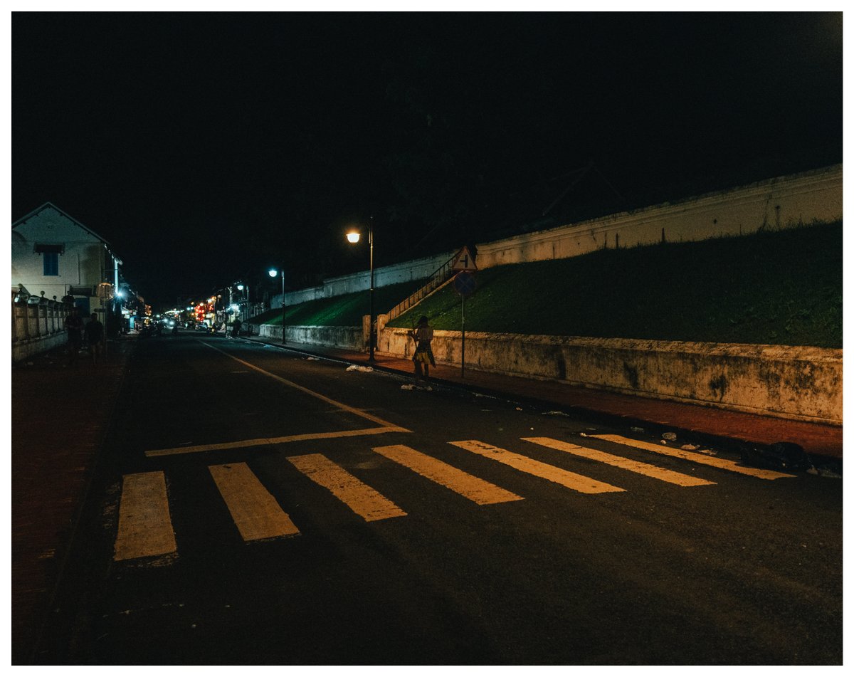 EdhiAdam's tweet photo. 夜、街中出る夜市がお店を閉め、テントが無くなると、人も自然といなくなる。
どこかに迷い込むように歩を進めながら、毎日、散歩した。
時折見かける売店でアイスクリームを探したり、閉店したレストランの客席を窓越しに眺めて、美味しいのかな？なんて妄想するとより楽しい。
#laos https://t.co/xAe2mkiu6E