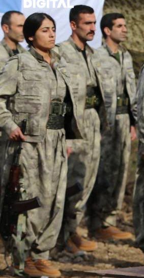 PKK'nin silah bırakma açıklamasının yapıldığı kareden ilgimi çeken hususlardan biri de militanların ayaklarındaki mekap ayakkabılar.
Karadeniz'in bir ilinde üretilen mekap ayakkabıları giymek, vatandaşlar için fiilen yasaktı ama illegal PKK, militanları için bu yasak anlamsızdı.