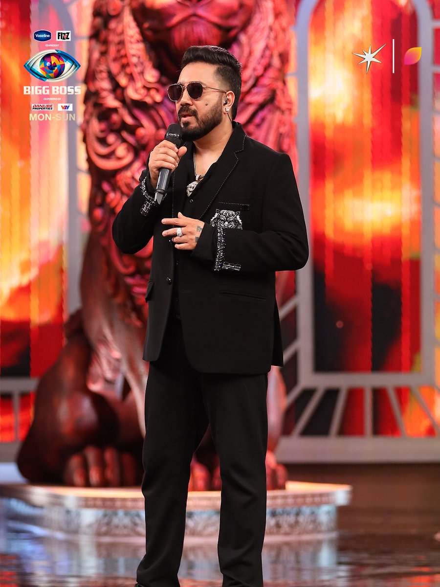 BiggBoss's tweet image. Mika Singh ke behtareen gaano ke saath yeh Weekend Ka Vaar ki raat banegi aur bhi khaas! 🤩✨

Dekhiye #BiggBoss19, Mon-Sun raat 9 baje @JioHotstar aur 10:30 baje #Colors par.

{BB, Bigg Boss, BB19, Bigg Boss 19, Weekend Ka Vaar} 

@BeingSalmanKhan #MikaSingh 

@iamgauravkhanna…