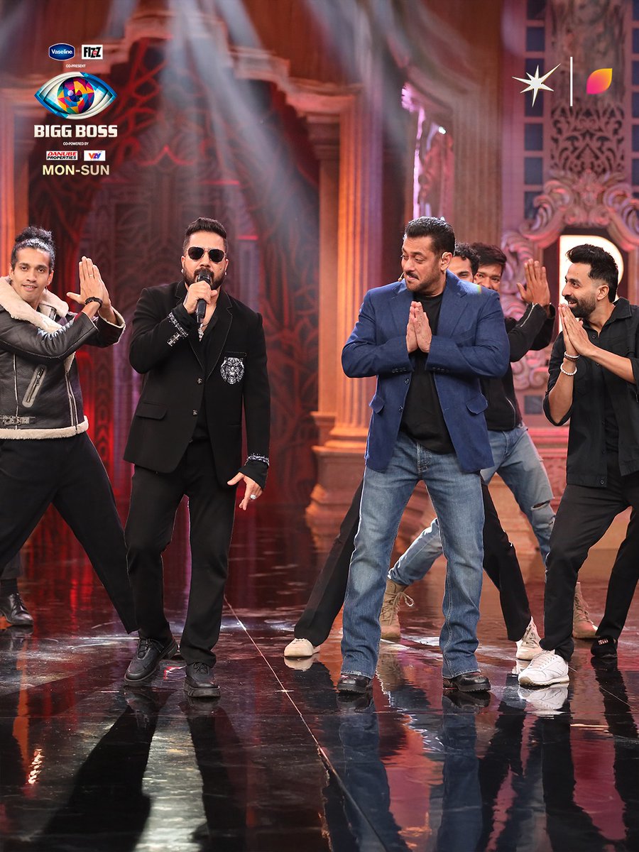 BiggBoss's tweet image. Mika Singh ke behtareen gaano ke saath yeh Weekend Ka Vaar ki raat banegi aur bhi khaas! 🤩✨

Dekhiye #BiggBoss19, Mon-Sun raat 9 baje @JioHotstar aur 10:30 baje #Colors par.

{BB, Bigg Boss, BB19, Bigg Boss 19, Weekend Ka Vaar} 

@BeingSalmanKhan #MikaSingh 

@iamgauravkhanna…