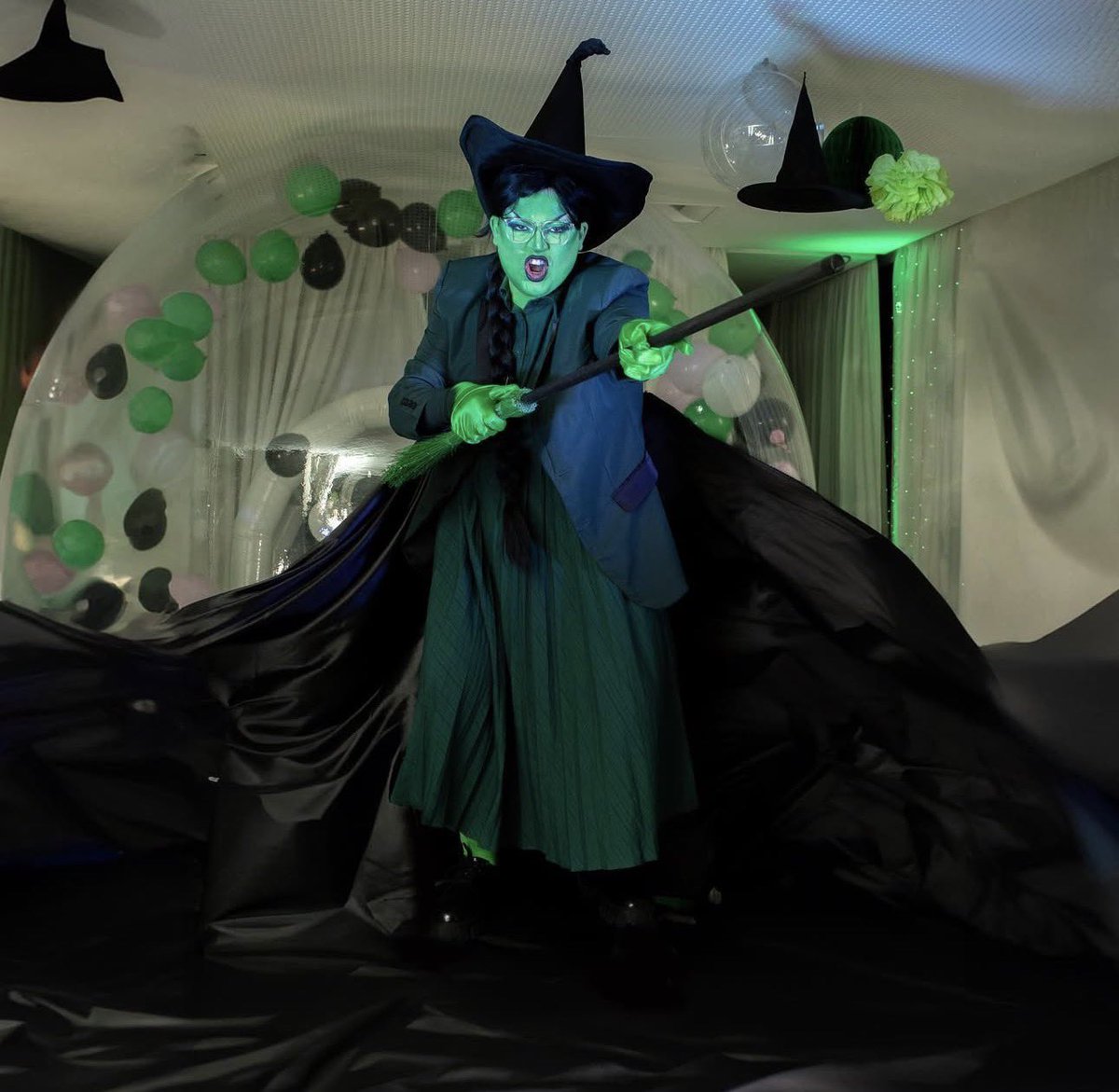 iago_da_joy's tweet photo. O que mudou? Agora eu vivo o que antes só admirava. Wicked virou parte de quem eu sou e do que eu faço. 💚✨
 #ArianatorsNaPremiere #EuNaPremiereDeWicked https://t.co/U79X6NIlD1