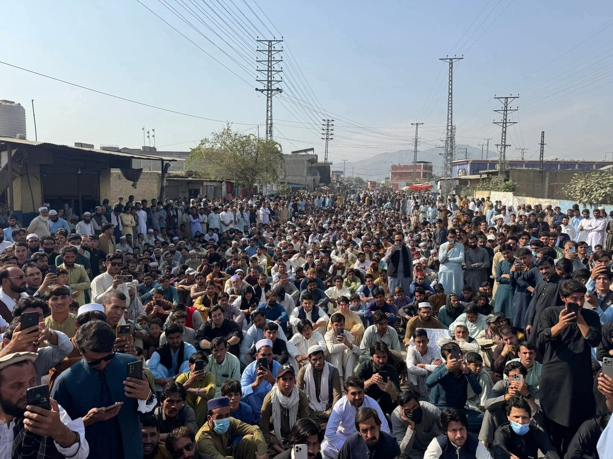 RahimUllah804's tweet image. ضلع باجوڑ میں موجوده رياستي دهشتگردی اور آ پریشن میں عوامی املاک کو نقصان پہنچانے کے  خلاف پھاٹک چوک میں احتجاج جاری ہے
#WeWantPeace🕊️
#StopStateSponsoredTerrorism
