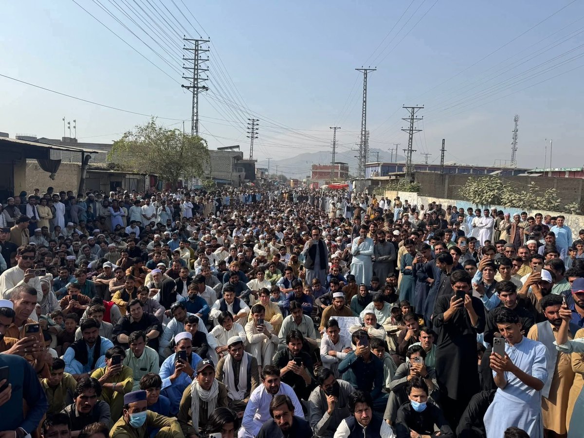 RahimUllah804's tweet image. ضلع باجوڑ میں موجوده رياستي دهشتگردی اور آ پریشن میں عوامی املاک کو نقصان پہنچانے کے  خلاف پھاٹک چوک میں احتجاج جاری ہے
#WeWantPeace🕊️
#StopStateSponsoredTerrorism