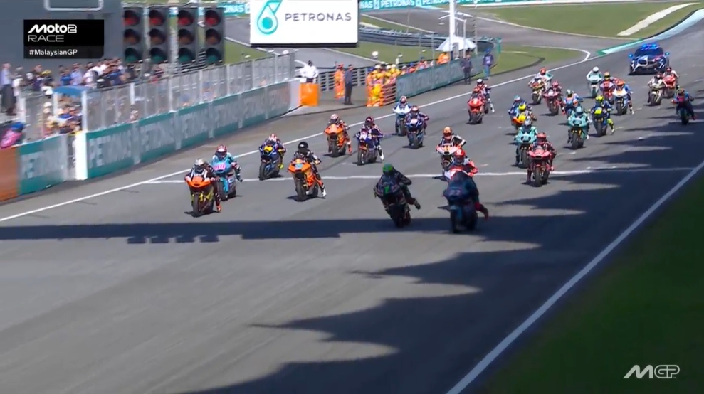 Start Moto2 Rennen, Sepang über 17 Runden 😍✊
#Moto2 #MalaysianGP #Sepang