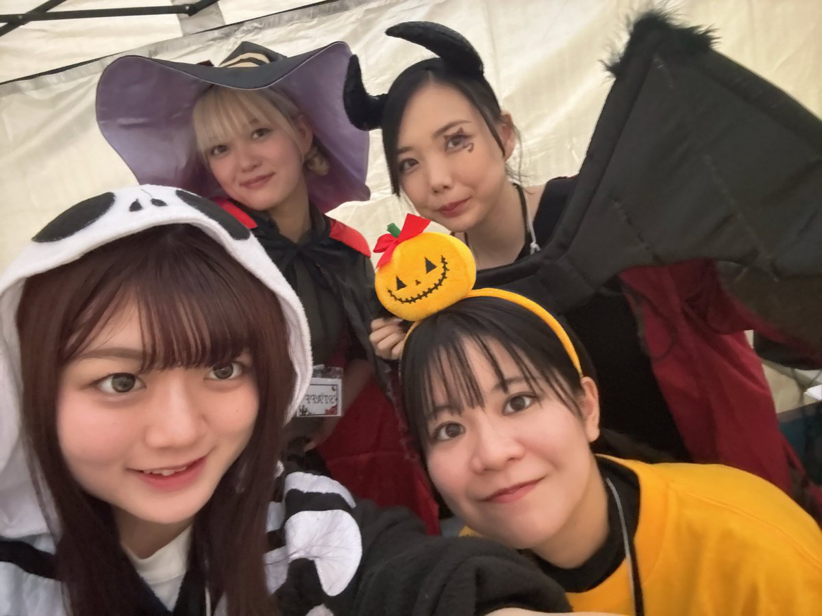 kurumi_fuk's tweet photo. 今日はイオンモール大牟田でハロウィンパレードのアテンドスタッフとして参加しました🎃🦇🕸 最初は緊張したけど楽しかった〜❣️
@asahina_sara 
@o_karin01 
@miyamoto_rina_ 
@TB_fuk https://t.co/lg8t4FlnU1