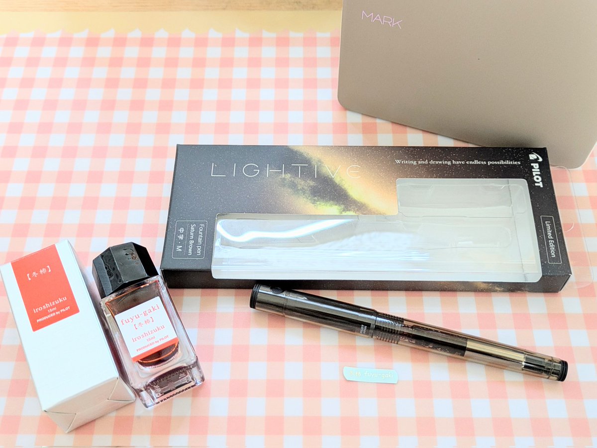 パイロットフレンドショップのライティブ「サターンブラウン」
絶妙に好きなブラウン！
インクは冬柿にしました。
テプラの金文字テープでコンバーターに貼っておく。
#ライティブ #サターンブラウン