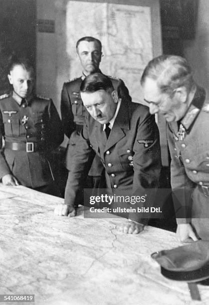 No busques.

No busques qué hacía Adolf Heusinger, presidente del Comité Militar de la OTAN de 1961 a 1964, en los años 40. 

Una pista: es el de la izquierda.