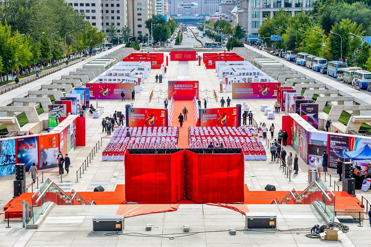 فخور بمشاركتي في معرض بكين الدولي للصورة ممثلاً للمملكة العربية السعودية، من خلال مشروعي الخاص الذي يوثق جمال الحرف اليدوية السعودية، كجزء من هذا الحدث العالمي الذي يجمع فناني العالم في مكانٍ واحد
وتأتي مشاركتي ضمن فعاليات ("شاهد وتذوق" - معرض رؤساء منظمات التصوير الفوتوغرافي من