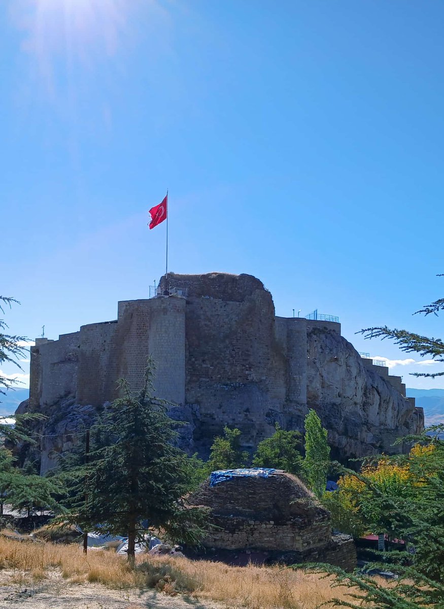 "Göklerde dalgalanan al sancak/
Bilsin her diyar,Türk var oldukça bayrak dalgalanacak!”🇹🇷