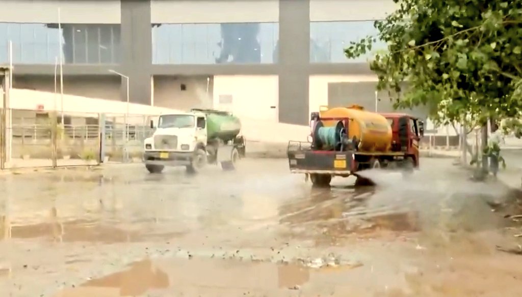 mohitlaws's tweet image. These pictures are enough to prove that the BJP is never going to solve the issue of pollution & the filthy water of Yamuna river.