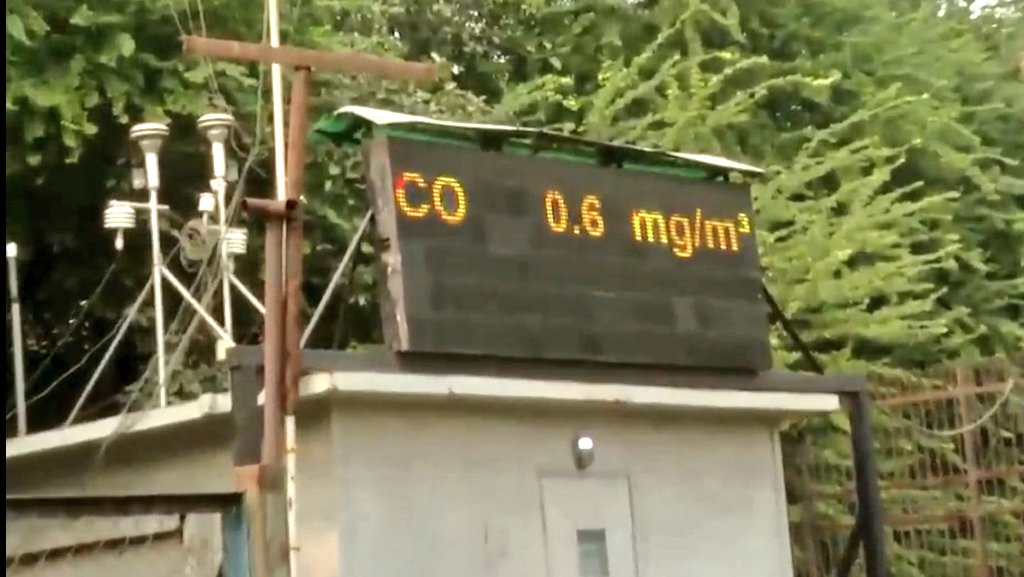 mohitlaws's tweet image. These pictures are enough to prove that the BJP is never going to solve the issue of pollution & the filthy water of Yamuna river.