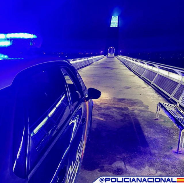 policia's tweet image. 😅 #Bromas divertidas sí… pero no con la seguridad

Crear una #falsa alarma y hacer actuar a los servicios de #emergencia 🚨🚓 puede ser un #delito ✋

#NoEsBromaEsDelito 😡