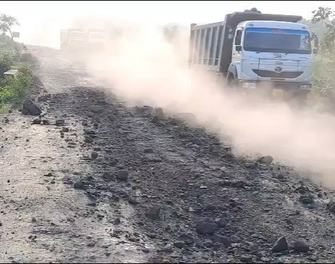 amithfttrader's tweet photo. @talk2anuradha @nitin_gadkari Bharuch–Dahej Road!
So disappointing to see such a condition. I regret wasting my vote on this…!!

See this in every year in monsoon 

 @Bhupendrapbjp @narendramodi @AmitShah @nitin_gadkari https://t.co/TS1xyb6RvW