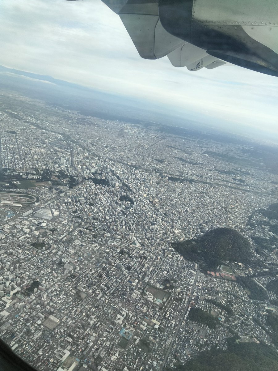 北の大歓楽街・すすきの

酸いも甘いも噛み分けて
全てを優しく包み込む、この街

リージョナルジェットに揺られて
足繁く通ってる

磁石のN極とS極のように
引っ張り合って、ニュートラルに戻す

また明日から頑張りましょう✈

#JAL