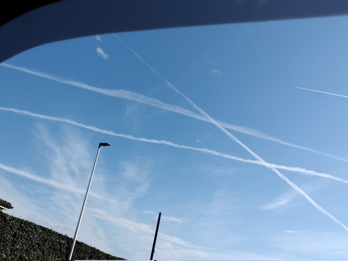 Maria16995525's tweet photo. Tre giorni consecutivi con tutte queste scie...
@tutti @ambiente https://t.co/8lESYr63w6