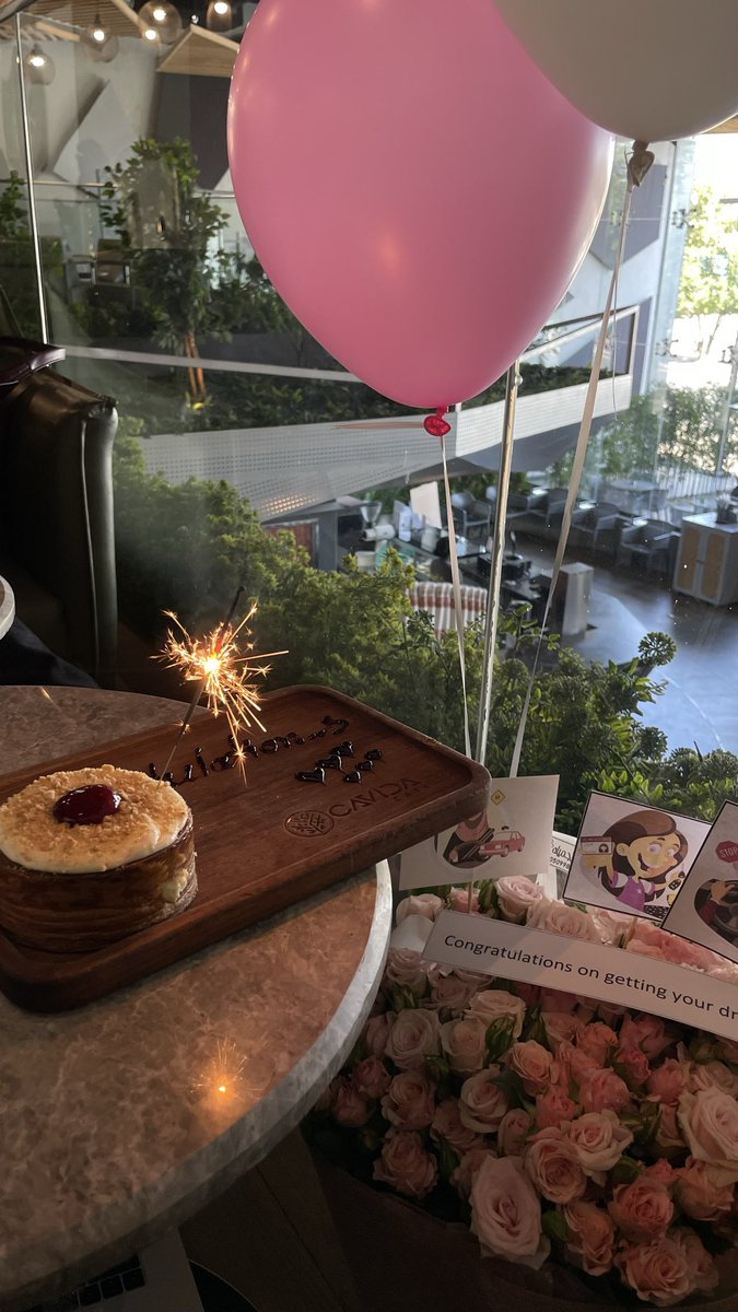 أملك
      حبيبه 
 و 
       صديقه
من 
      رقتها
إذا
     ضحكت
يبتدي
         عمري