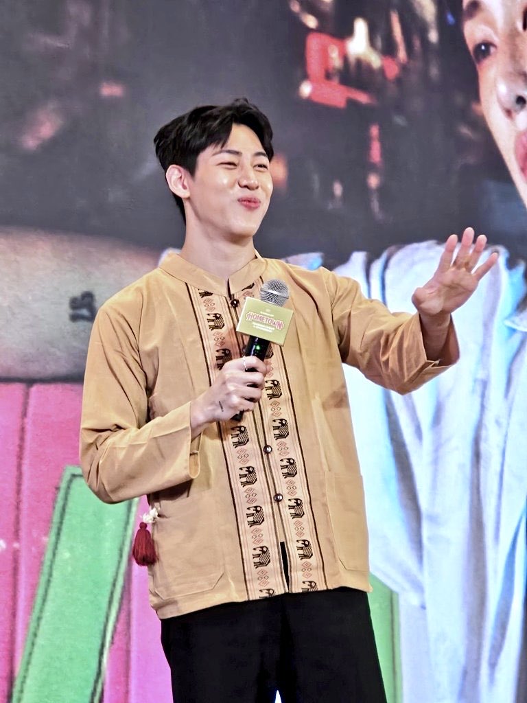 ThisisChollyBB's tweet photo. น่าฮักขนาด~💘
 #BamBamFansignCHIANGMAI https://t.co/eRrbu6i5X7