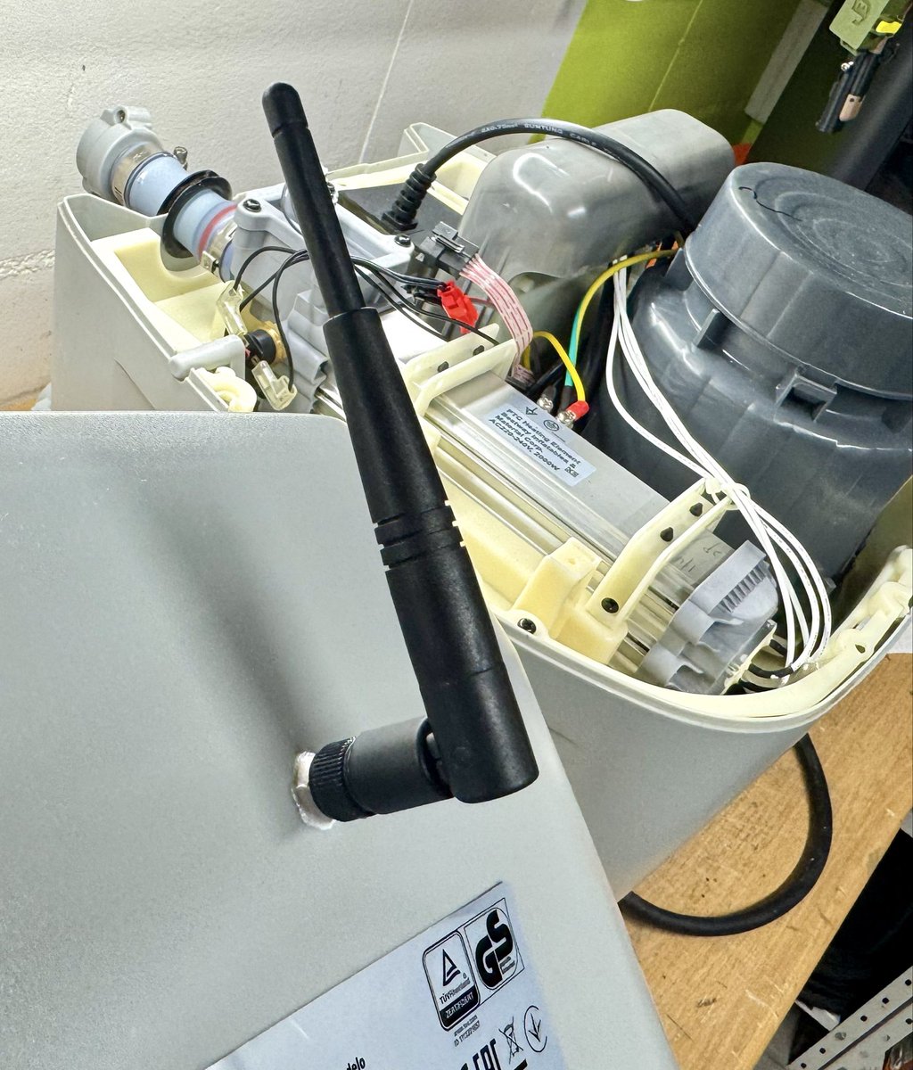 Dritte Saison ist um, heute endlich die Platine vernünftig fixiert und die externe WLAN Antenne nach außen verlegt und abgedichtet. Parallel das neueste Update auf den ESP geladen. 2026 gehts weiter 💦 🏊  #layZspa #Whirlpool  #3ddruck