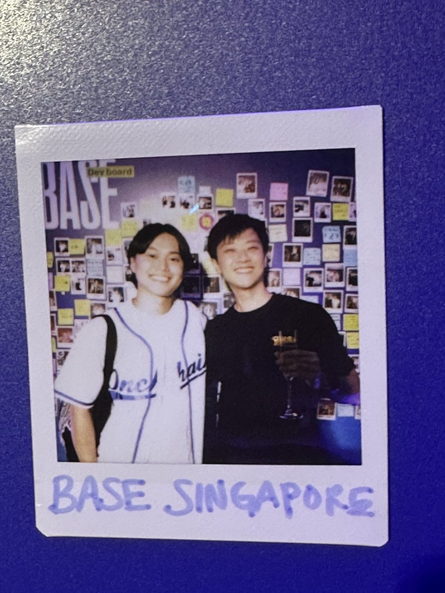 『Base Singapore』と書かれたポラロイド写真。イベントでの二人の写真