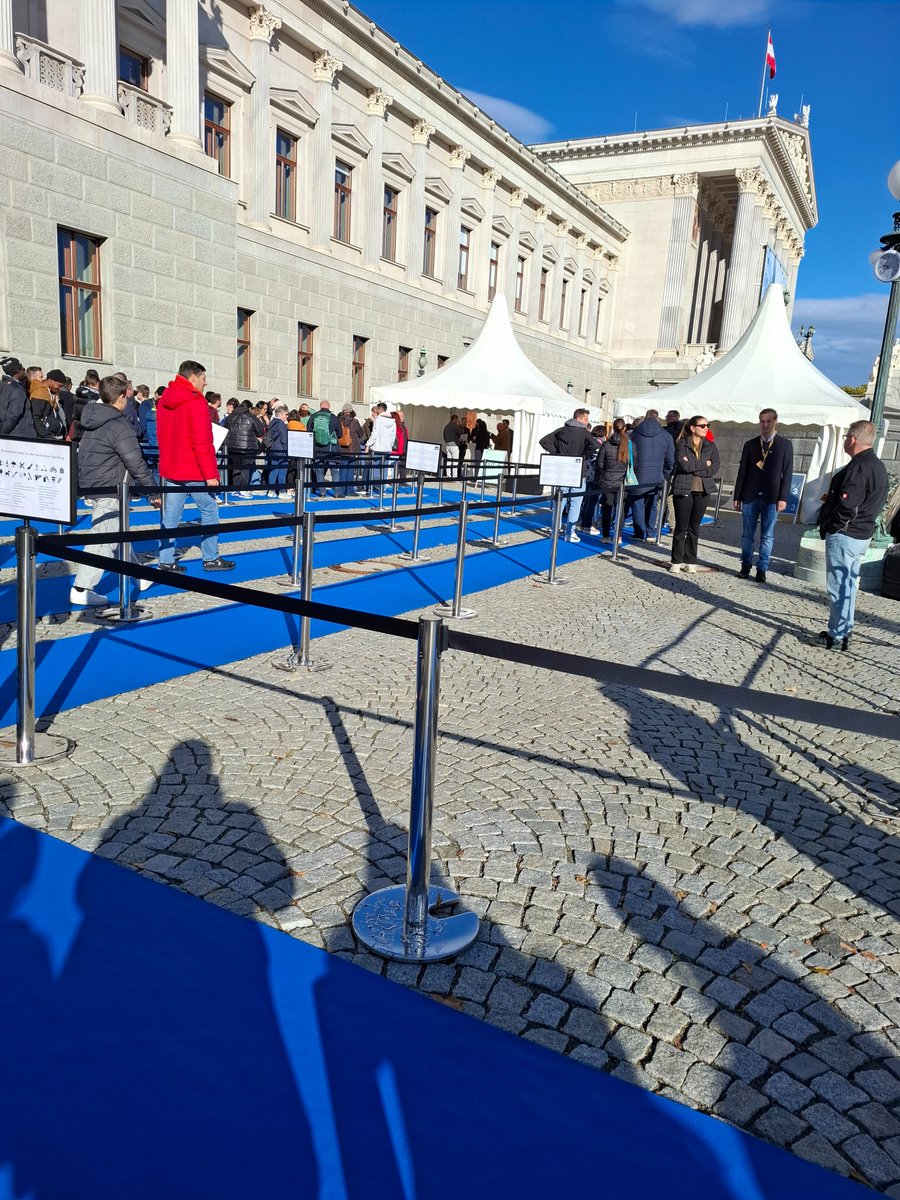 Eine sehr schöne Teppichfarbe vor dem #Parlament - danke Hr. #Rosenkranz. 💙 #Nationalfeiertag 🇦🇹 #OeNR #FPOE #Kickl