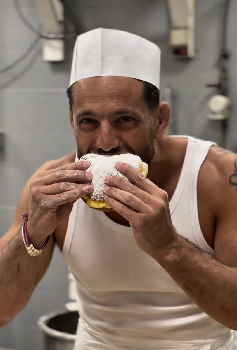 LesBgDuPaf's tweet photo. 🚨🚨🚨 ALERTE CATÉGORIE PREMIUM 🚨🚨🚨 Un boulanger ultra bg aperçu au #JT13H de #TF1 et #LMBDF sur #M6 Pétris-moi comme ta pâte, croque-moi comme ton gâteau 🥵🔥🧁🔥🥵 #LesBgDuPaf #BgAlerte 📺🚨 https://t.co/9NwSfb8sou