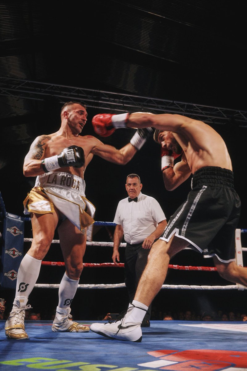 GAZI KHALIDOV CONQUISTÓ EL CAMPEONATO DE ESPAÑA DE SEMIPESADO CON UN KO TÉCNICO EN EL PRIMER ASALTO EN UNA HISTÓRICA VELADA BOXÍSTICA EN LA QUE LAS GAUNAS ROZÓ EL LLENO
EL ALCALDE DE LOGROÑO, CONRADO ESCOBAR; Y EL DIRECTOR GENERAL DE DEPORTES , DIEGO AZCONA, CIÑERON EL CINTURÓN