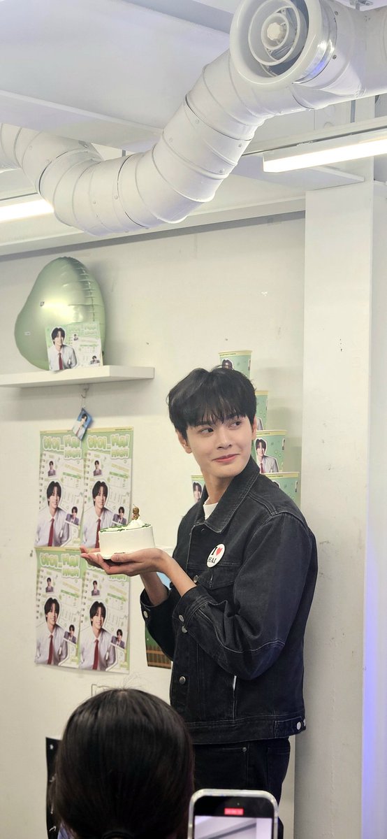 hisun_hisun's tweet photo. 그럭저럭 다 올린거 같으니 후기 쓰기
하이 들어서자마자 온 세상이 선명해짐 갑자기 3d가 4d가 되어버려..이게 무슨 느낌이라고 해야하나....이목구비가 너무 뚜렷함 방송이랑 비교도 안됨 누가봐도 연예인이고 길 가다 마주치면 무조건 뒤돌아볼 외형인데 (계속) https://t.co/p1K3Y9RbX3