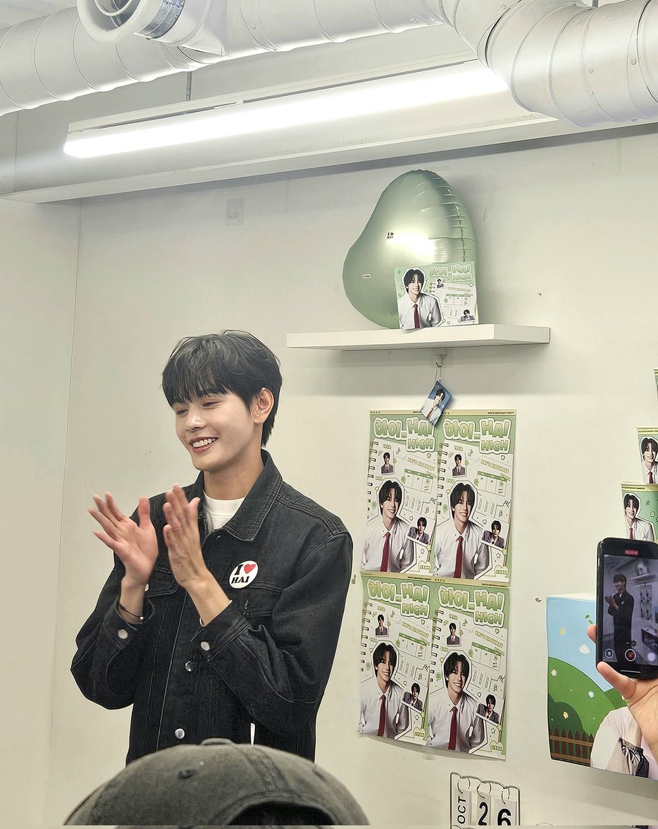hisun_hisun's tweet photo. 그럭저럭 다 올린거 같으니 후기 쓰기
하이 들어서자마자 온 세상이 선명해짐 갑자기 3d가 4d가 되어버려..이게 무슨 느낌이라고 해야하나....이목구비가 너무 뚜렷함 방송이랑 비교도 안됨 누가봐도 연예인이고 길 가다 마주치면 무조건 뒤돌아볼 외형인데 (계속) https://t.co/p1K3Y9RbX3