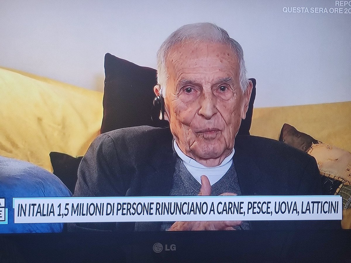 Prodotti vegani?? Ultraprocessati.  Silvio Gararattini presidente e fondatore dell'#istitutoMarioNegri':  "Nelle nostre scuole non si insegna nulla di ciò che dite. Manca un'educazione alimentare, basterebbe un' ora settimana per un cambiamento molto importante 
#mimandaraitre