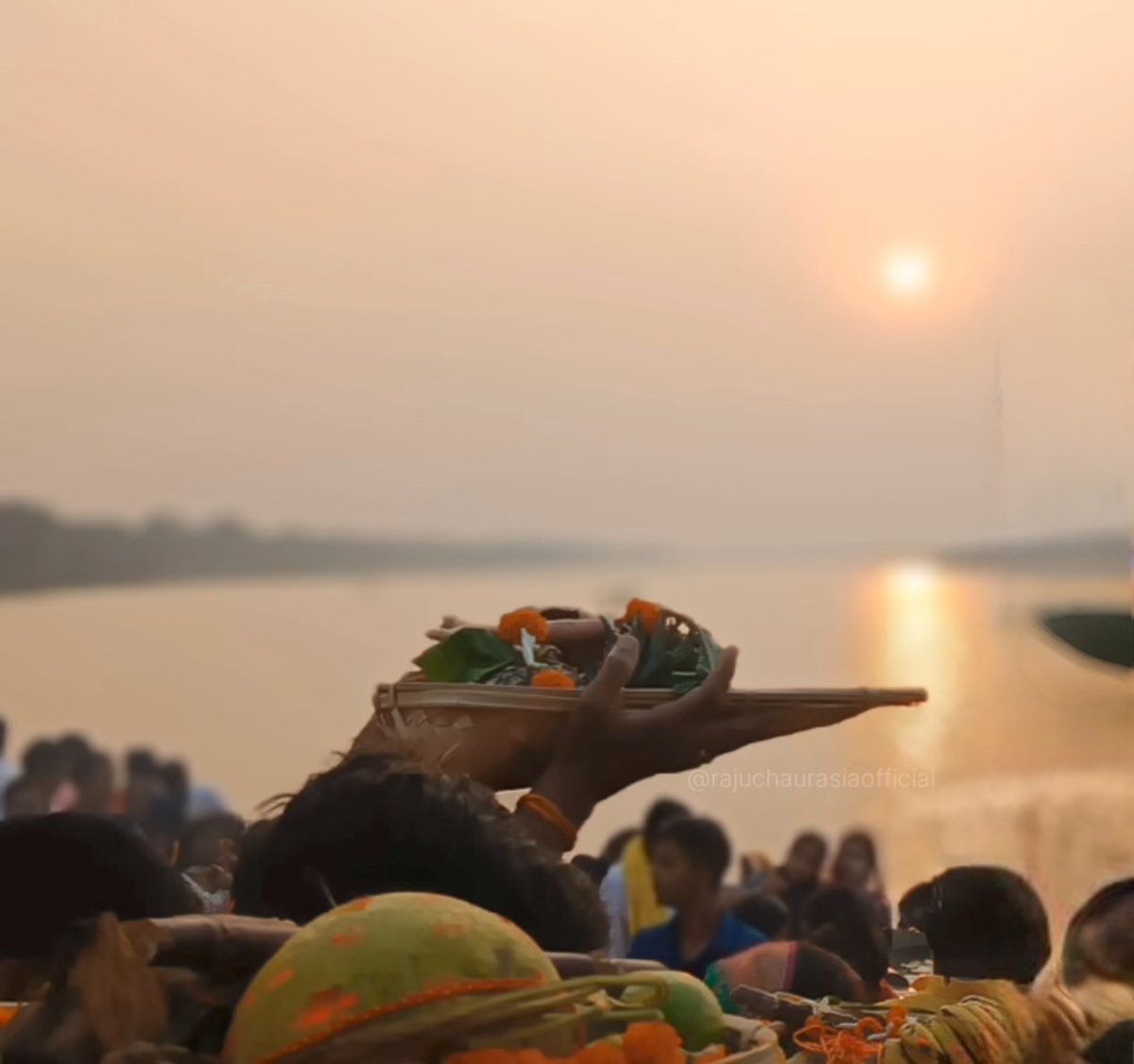 chai_plumholic7's tweet image. जहां ढलता सूरज भी उम्मीद जगाए 
वही है छठ, वही है बिहार🌼🕉️