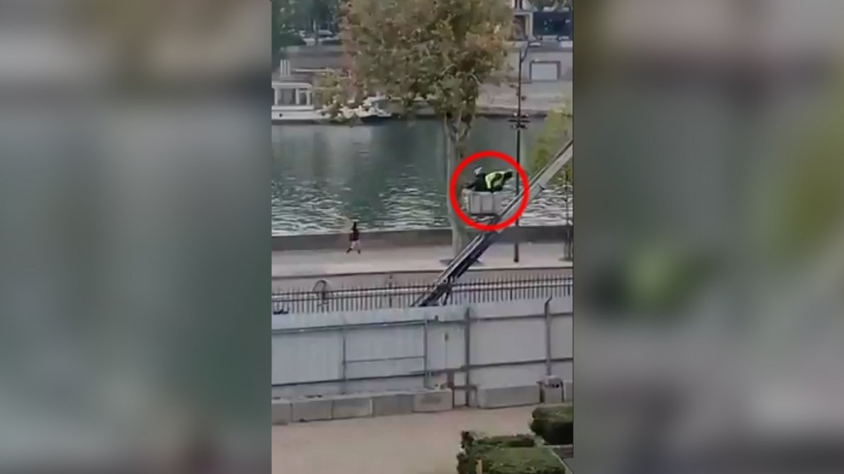 ❗️[ 🇫🇷 FRANCE ]

🔸 Deux individus soupçonnés d'avoir pris part au cambriolage du musée du Louvre ont été arrêtés à l'aéroport de Roissy-Charles-de-Gaulle alors qu'ils s'apprêtaient à embarquer sur un vol pour l'Algérie, selon ParisMatch.