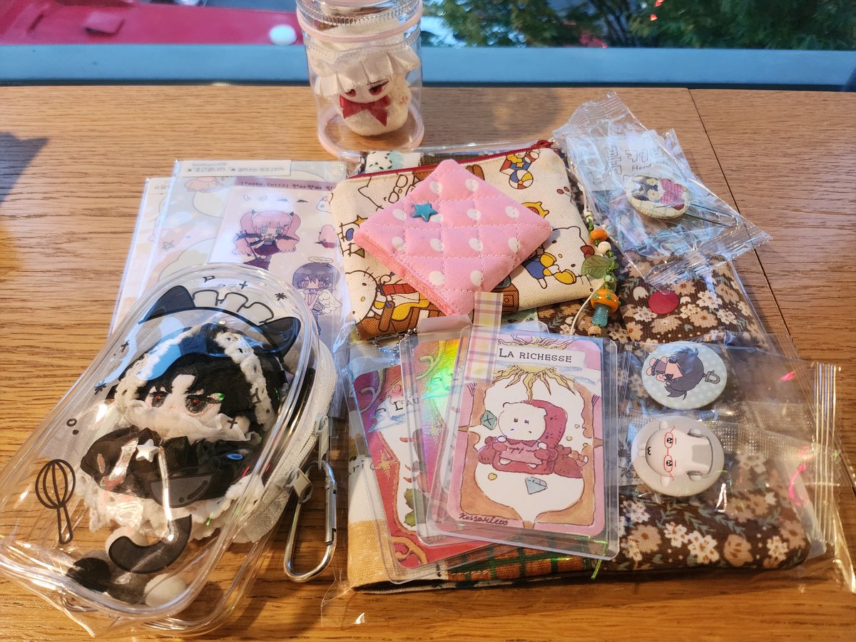 집집 다녀왔어요!!
오만원 쓰려다가 몇배를 쓴...ㅋㅋㅋ ㅠㅠ
덤 많이 주셔서 기뻤어요 ㅎㅎ