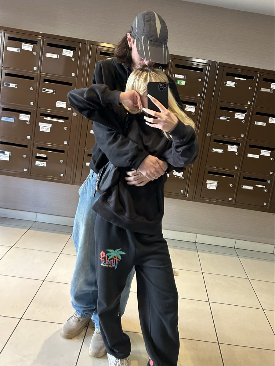 66mssndrsn's tweet image. retour à paris j’en ai trop marre jveux juste rester avec #lui