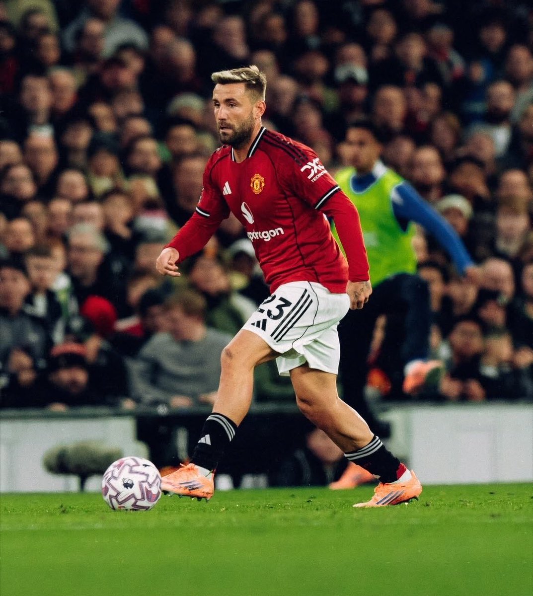UtdKobi's tweet image. Luke Shaw has been really solid this season. He doesn’t always get the credit he deserves, but his defending, positioning, and calmness make a big difference for United. 

Fans might overlook it, but he’s been quietly one of the most important players.

Give him his flowers!