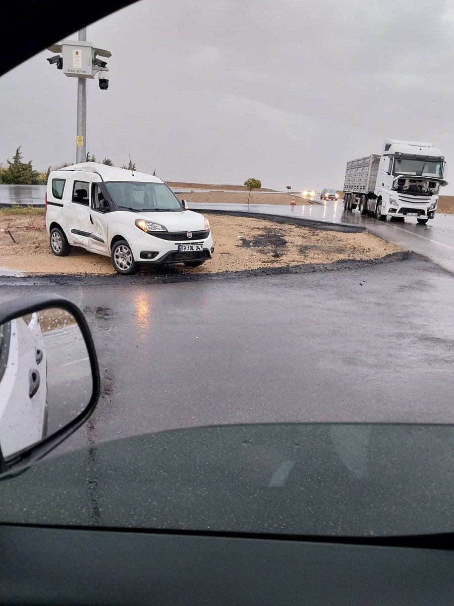EsreKARAYILAN's tweet photo. Bir günde üç trafik kazası…
Hiçbiri kamuda şoför değil.
Ama “iş yürüsün” diye direksiyona geçiyoruz.

Kamu hizmeti aksamasın diye “olur” alıyoruz, görev yerine gidiyoruz.
Resmi araçlara kasko da yok, güvence de yok.
Kaza olursa ceza bize,tamir masraflarını da aracı kullanan ödüyor, itibar kaybı da cabası.

Bazı yerlerde şoför var, bizi göreve götürüyor, bu kez başka bir tablo:
“Aracı kirlettin”,
“Ben öğlen evime gidicem”,
“8 saatim doldu, işini çabuk yap.”

Yani ya direksiyonun başındayız, ya da direksiyonun keyfine kalmışız.

Bir tarafta işin yürümesi için kendi görev tanımını aşanlar,
diğer tarafta kendi görev sınırını duvar gibi çizenler.

Ve günün sonunda ortada hep biz kalıyoruz.
Ne tam şoför, ne tam hekim;
ama her yükün altına giren, her sorumluluğu taşıyan biz.

Peki biz nerede yanlış yapıyoruz?
Fedakarlığı alışkanlığa mı çevirdik?
İşin yürümesi uğruna sessiz kalmakla, hakkın kaybolmasına mı izin verdik?

Belki de sorulması gereken tam olarak bu:
Biz neleri kanıksadık ki, bugün direksiyonda bile hekim olduk?

#VeterinerHekimSendeyiz 
#DireksiyondaHekimler

@tcbestepe @TCTarim @RTErdogan @ibrahimyumakli 
@csgbakanligi @isikhanvedat @HMBakanligi @memetsimsek
@cbsbb @merkezkonseyi