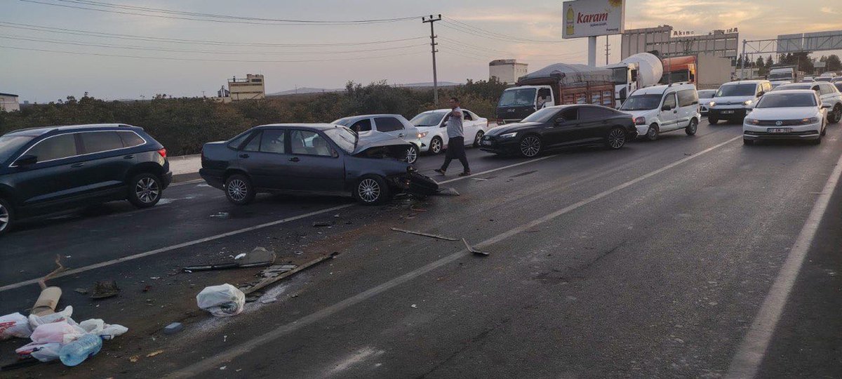 EsreKARAYILAN's tweet photo. Bir günde üç trafik kazası…
Hiçbiri kamuda şoför değil.
Ama “iş yürüsün” diye direksiyona geçiyoruz.

Kamu hizmeti aksamasın diye “olur” alıyoruz, görev yerine gidiyoruz.
Resmi araçlara kasko da yok, güvence de yok.
Kaza olursa ceza bize,tamir masraflarını da aracı kullanan ödüyor, itibar kaybı da cabası.

Bazı yerlerde şoför var, bizi göreve götürüyor, bu kez başka bir tablo:
“Aracı kirlettin”,
“Ben öğlen evime gidicem”,
“8 saatim doldu, işini çabuk yap.”

Yani ya direksiyonun başındayız, ya da direksiyonun keyfine kalmışız.

Bir tarafta işin yürümesi için kendi görev tanımını aşanlar,
diğer tarafta kendi görev sınırını duvar gibi çizenler.

Ve günün sonunda ortada hep biz kalıyoruz.
Ne tam şoför, ne tam hekim;
ama her yükün altına giren, her sorumluluğu taşıyan biz.

Peki biz nerede yanlış yapıyoruz?
Fedakarlığı alışkanlığa mı çevirdik?
İşin yürümesi uğruna sessiz kalmakla, hakkın kaybolmasına mı izin verdik?

Belki de sorulması gereken tam olarak bu:
Biz neleri kanıksadık ki, bugün direksiyonda bile hekim olduk?

#VeterinerHekimSendeyiz 
#DireksiyondaHekimler

@tcbestepe @TCTarim @RTErdogan @ibrahimyumakli 
@csgbakanligi @isikhanvedat @HMBakanligi @memetsimsek
@cbsbb @merkezkonseyi