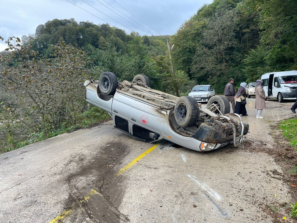 EsreKARAYILAN's tweet photo. Bir günde üç trafik kazası…
Hiçbiri kamuda şoför değil.
Ama “iş yürüsün” diye direksiyona geçiyoruz.

Kamu hizmeti aksamasın diye “olur” alıyoruz, görev yerine gidiyoruz.
Resmi araçlara kasko da yok, güvence de yok.
Kaza olursa ceza bize,tamir masraflarını da aracı kullanan ödüyor, itibar kaybı da cabası.

Bazı yerlerde şoför var, bizi göreve götürüyor, bu kez başka bir tablo:
“Aracı kirlettin”,
“Ben öğlen evime gidicem”,
“8 saatim doldu, işini çabuk yap.”

Yani ya direksiyonun başındayız, ya da direksiyonun keyfine kalmışız.

Bir tarafta işin yürümesi için kendi görev tanımını aşanlar,
diğer tarafta kendi görev sınırını duvar gibi çizenler.

Ve günün sonunda ortada hep biz kalıyoruz.
Ne tam şoför, ne tam hekim;
ama her yükün altına giren, her sorumluluğu taşıyan biz.

Peki biz nerede yanlış yapıyoruz?
Fedakarlığı alışkanlığa mı çevirdik?
İşin yürümesi uğruna sessiz kalmakla, hakkın kaybolmasına mı izin verdik?

Belki de sorulması gereken tam olarak bu:
Biz neleri kanıksadık ki, bugün direksiyonda bile hekim olduk?

#VeterinerHekimSendeyiz 
#DireksiyondaHekimler

@tcbestepe @TCTarim @RTErdogan @ibrahimyumakli 
@csgbakanligi @isikhanvedat @HMBakanligi @memetsimsek
@cbsbb @merkezkonseyi