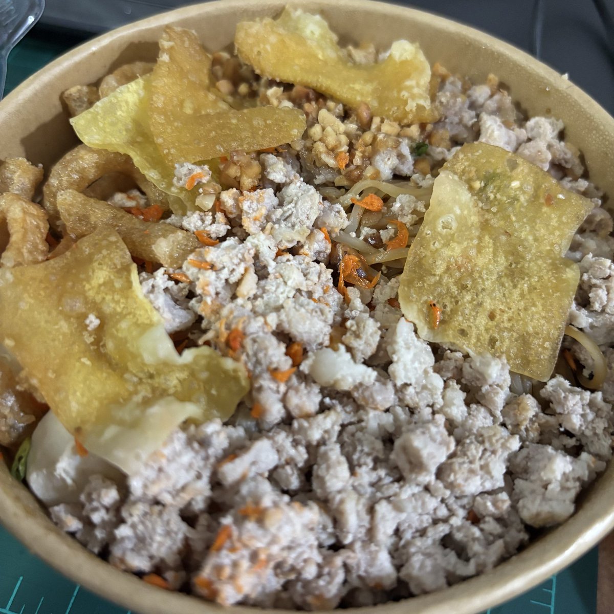 nongmango_o's tweet photo. 69 บาท เต็มกล่องแบบอิ่ม ๆ จุก ๆ เลยล่ะ คุ้ม
#อมอร์โภชนา #พั้มเกี้ยนส์ฟู้ด #MidDine #thisisDEVlicious https://t.co/j7VML8EOUJ