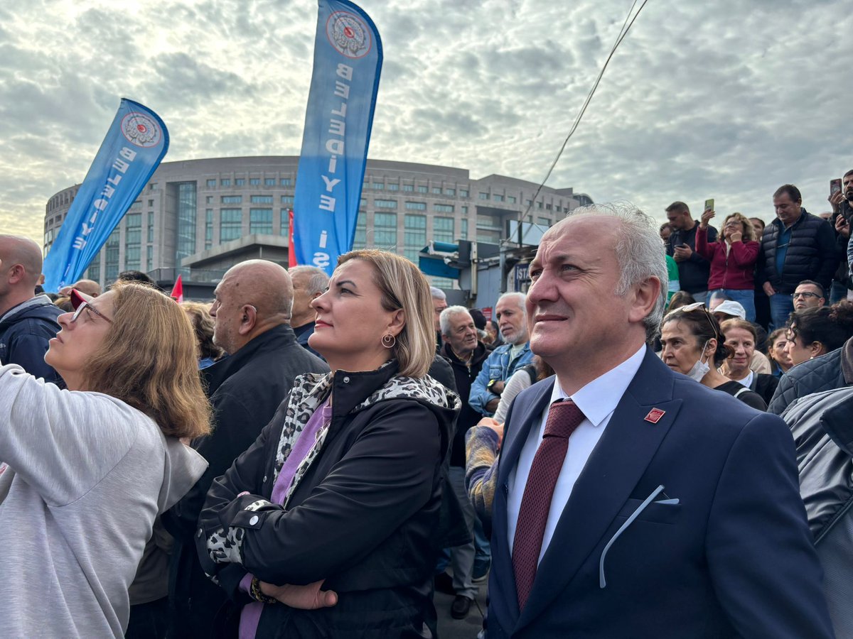 fatmakaplan's tweet photo. Ekrem Başkanımızın yanında olmak için Çağlayan Adliyesi’ndeyiz.

Kurtuluş yok tek başına;
Ya hep beraber, ya hiçbirimiz!✊🏻 https://t.co/yeaJoFv9BQ