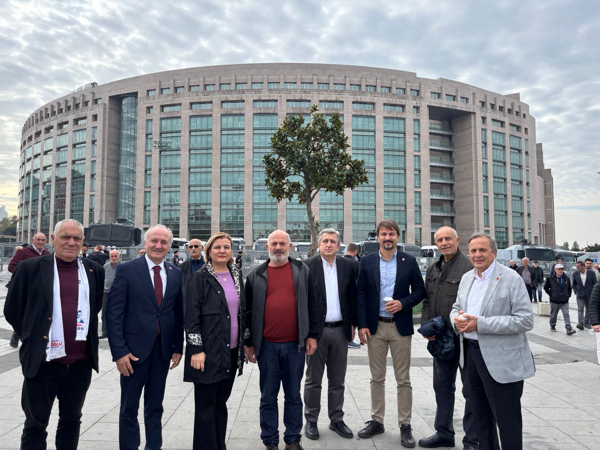 fatmakaplan's tweet photo. Ekrem Başkanımızın yanında olmak için Çağlayan Adliyesi’ndeyiz.

Kurtuluş yok tek başına;
Ya hep beraber, ya hiçbirimiz!✊🏻 https://t.co/yeaJoFv9BQ