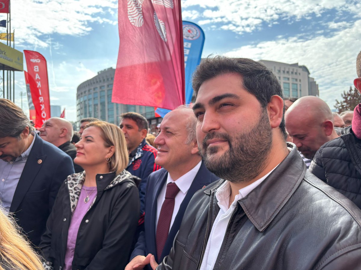 fatmakaplan's tweet photo. Ekrem Başkanımızın yanında olmak için Çağlayan Adliyesi’ndeyiz.

Kurtuluş yok tek başına;
Ya hep beraber, ya hiçbirimiz!✊🏻 https://t.co/yeaJoFv9BQ
