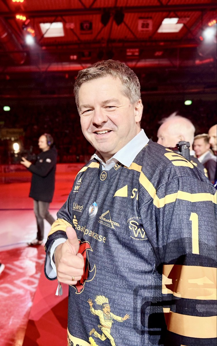 MWL_LSA's tweet photo. Endlich wieder #Eishockey-Fieber im #Eisdom! 🏒🔥Die @SaaleBulls sind wieder Zuhause – im neuen Sparkassen-Eisdom Halle (Saale). 💙
Die Minister Sven Schulze & Tamara Zieschang eröffnen die modernisierte Arena – ein starkes Zeichen für den #Eissport in #SachsenAnhalt.❄️✨ https://t.co/bTd1DSpu9Z