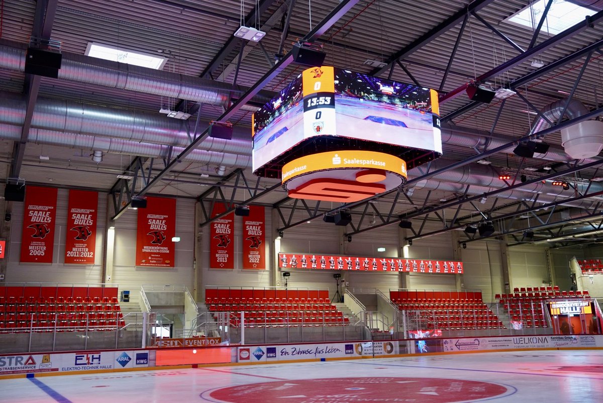 MWL_LSA's tweet photo. Endlich wieder #Eishockey-Fieber im #Eisdom! 🏒🔥Die @SaaleBulls sind wieder Zuhause – im neuen Sparkassen-Eisdom Halle (Saale). 💙
Die Minister Sven Schulze & Tamara Zieschang eröffnen die modernisierte Arena – ein starkes Zeichen für den #Eissport in #SachsenAnhalt.❄️✨ https://t.co/bTd1DSpu9Z