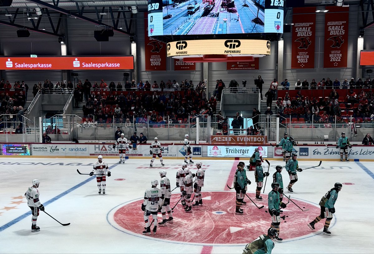 MWL_LSA's tweet photo. Endlich wieder #Eishockey-Fieber im #Eisdom! 🏒🔥Die @SaaleBulls sind wieder Zuhause – im neuen Sparkassen-Eisdom Halle (Saale). 💙
Die Minister Sven Schulze & Tamara Zieschang eröffnen die modernisierte Arena – ein starkes Zeichen für den #Eissport in #SachsenAnhalt.❄️✨ https://t.co/bTd1DSpu9Z