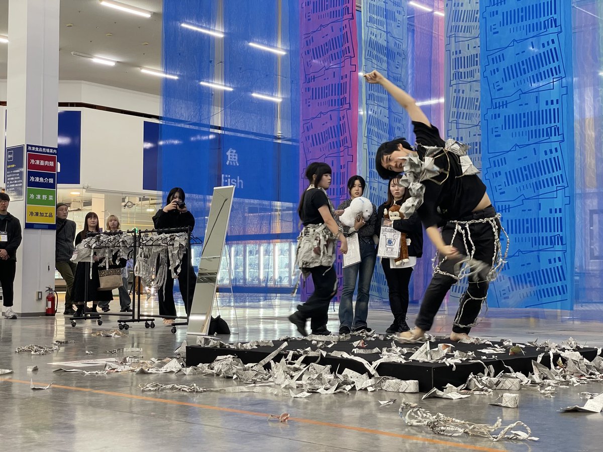 Um28pKfS6MLQYPS's tweet photo. 多摩美術大学美術館に行った。大学裏の大型スーパーをコンバート中らしい。
とても広い。とても気持ち良い。ここで展示された作品は幸せ。 https://t.co/fnxMMVADRy