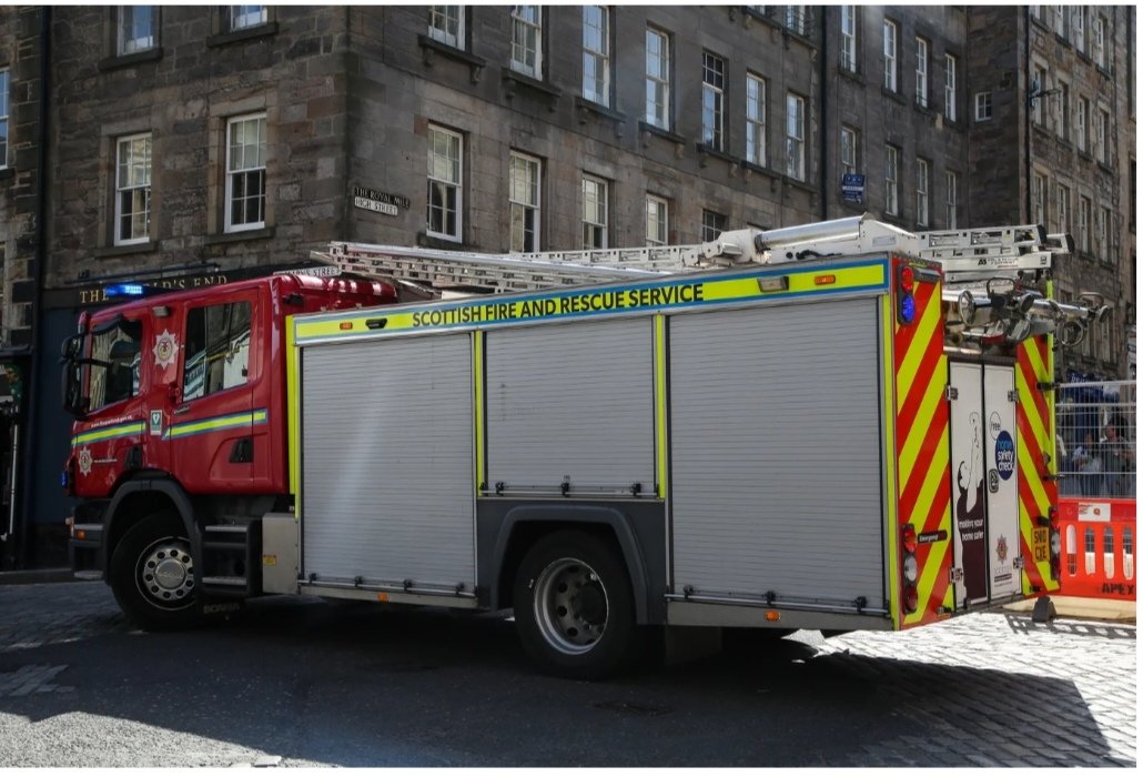 La più meschina delle storie 🧵

Dundee (Scozia).
Alcuni vigili del fuoco hanno un'idea. In caserma c'è un'autopompa in disuso "facciamo una colletta, la ripariamo e la doniamo ai colleghi palestinesi di Nablus".
(Dundee è gemellata con Nablus dal 1980 e invia costantemente aiuti