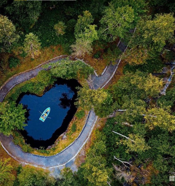 Takeapic9's tweet image. A beautiful, secret spot captured from above! 🌲🛶 This heart-shaped pond nestled in the forest is the perfect place for a quiet escape. Who would you take rowing here?

#NatureLover #HeartPond #DroneShot #HiddenGem #ForestEscape