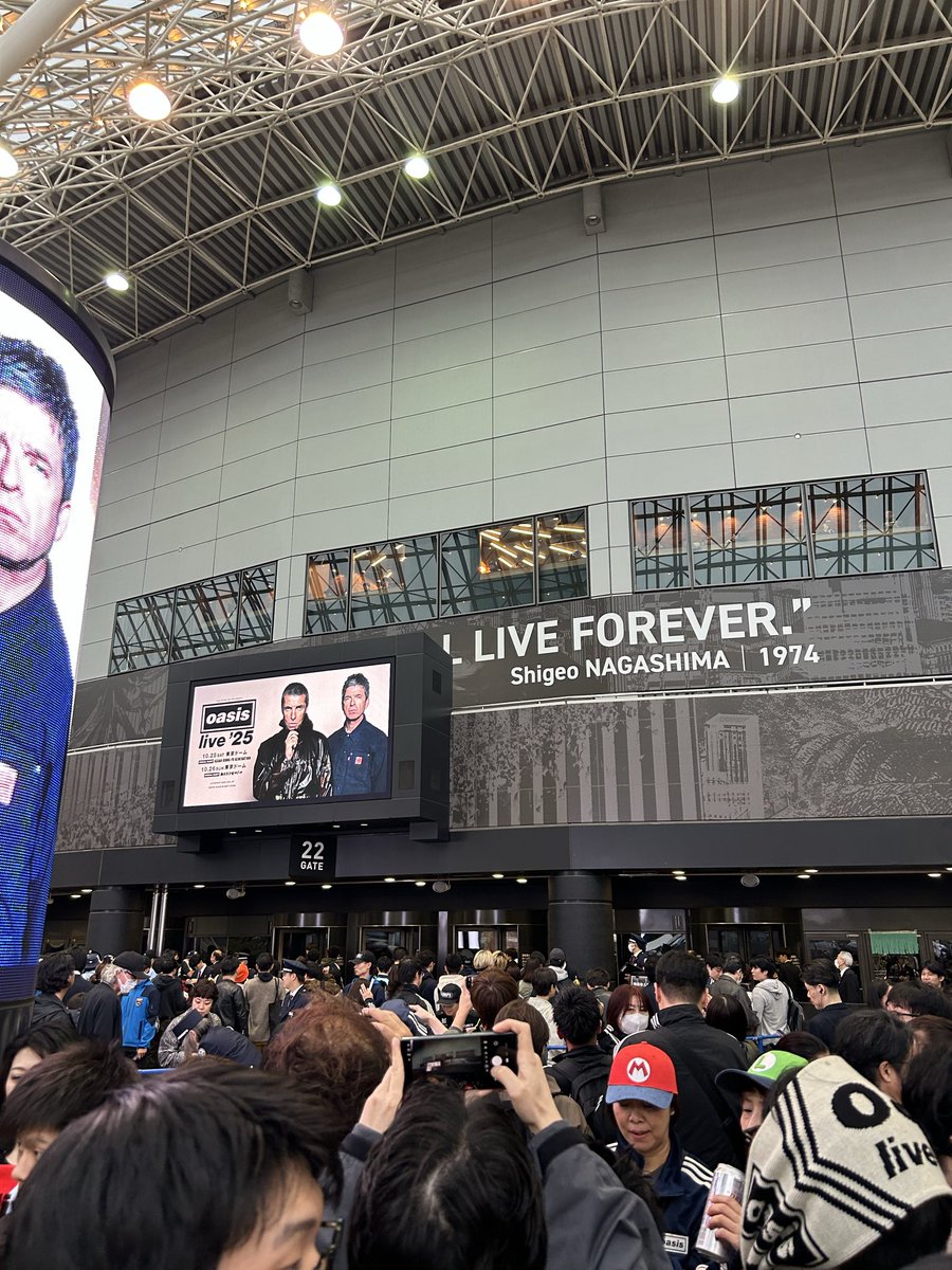 Yu_0720's tweet photo. LIVE FOREVER なんか嬉しい。いよいよ始まる！！#Oasis #oasislive25 https://t.co/Npy3Ht5gLX